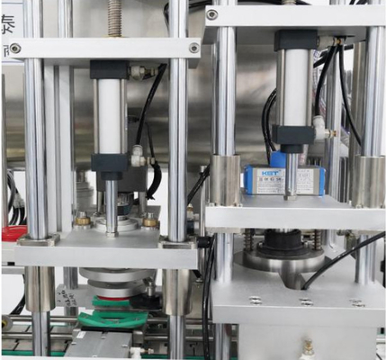 Máy đóng nắp nước sốt 20b / H 500g 2KW tự động